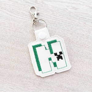Ladrillos de mina Llavero fob snap tab niños niño pixel Monograma alfabeto letras iniciales A-Z ITH en el aro 4x4 llavero máquina diseños de bordado