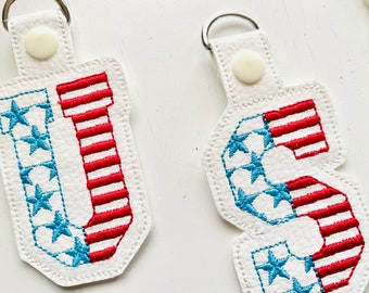 Patriótico 4 de julio Letras del alfabeto de la bandera estadounidense Key Fob Snap Tab ITH en el proyecto de llavero de aro 4x4 5x7 diseños de bordado de máquina de aro