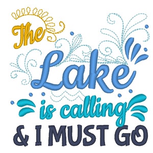 Może przedstawiać: Haftowany wzór z niebieskimi i turkusowymi falami i kwiatowymi akcentami. Tekst brzmi "The Lake is calling & I MUST GO".