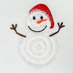 Puede incluir: Muñeco de nieve bordado con un sombrero rojo y brazos de rama marrón. El muñeco de nieve es blanco y tiene una boca sonriente negra, ojos negros y una nariz de zanahoria naranja.