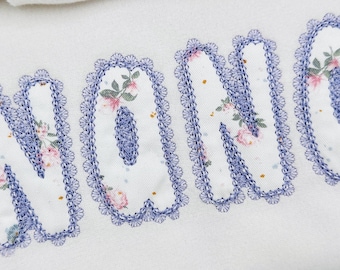 Aplique de borde de encaje con efecto de encaje, letras del alfabeto, monograma, diseños de bordado a máquina para niñas, tamaños de 2,5 a 4,3 pulgadas BX