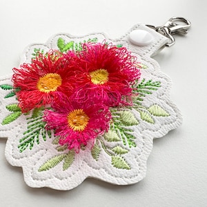 フリンジ付きのふわふわの花束アイレットとキーホルダーのスナップタブ、フープの機械刺繍デザイン、ITHのかわいいキーチェーンバッグタグ、子供へのギフトアイデア