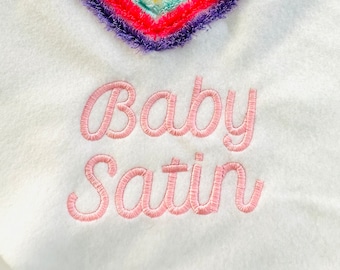 Puede incluir: Uniforme blanco para bebé con texto bordado en rosa que dice "Baby Satin".