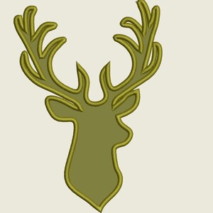 Op de afbeelding: Een groene silhouet van een hertenkop met geweien. De geweien zijn gestileerd en hebben een dubbele lijndesign.