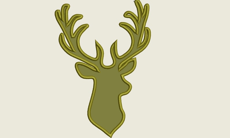 Op de afbeelding: Een groene silhouet van een hertenkop met geweien. De geweien zijn gestileerd en hebben een dubbele lijndesign.