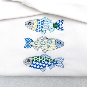 Può includere: Un set di tre tazze in ceramica con finitura opaca e macchiettata. Ogni tazza presenta un colore diverso: azzurro, crema e grigio. Le tazze hanno un design semplice e moderno e un manico comodo.