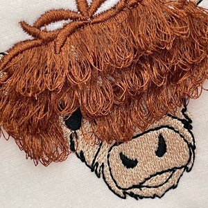 Mucca Highland con frange, razza scozzese, bovini rustici, disegni da ricamo a macchina, frange soffici ITH nel telaio, dolce fattoria, casa, animale