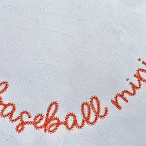MINI! Ponto de beisebol FONT incrível ponto esportivo manuscrito letras do alfabeto desenhos de bordado à máquina tamanhos pequenos 1 polegada 1,5 polegada
