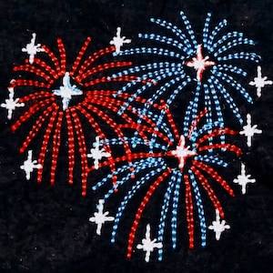 Può includere: Disegno ricamato di tre fuochi d'artificio rossi, bianchi e blu che esplodono su uno sfondo nero.