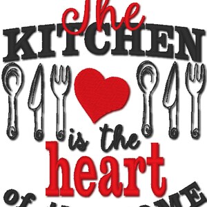 K&ouml;nnte beinhalten: Schwarze und rote Stickerei mit dem Text "The Kitchen is the heart of the home". Das Design zeigt ein Herz, einen L&ouml;ffel, eine Gabel und ein Messer.