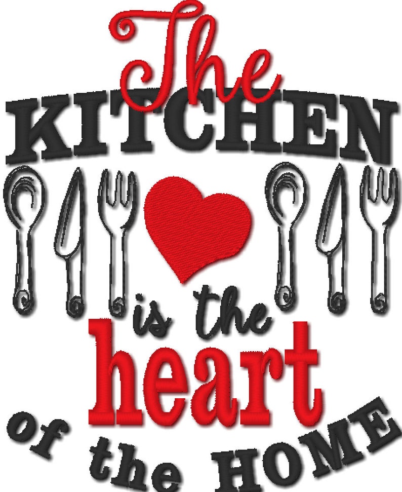 K&ouml;nnte beinhalten: Schwarze und rote Stickerei mit dem Text "The Kitchen is the heart of the home". Das Design zeigt ein Herz, einen L&ouml;ffel, eine Gabel und ein Messer.
