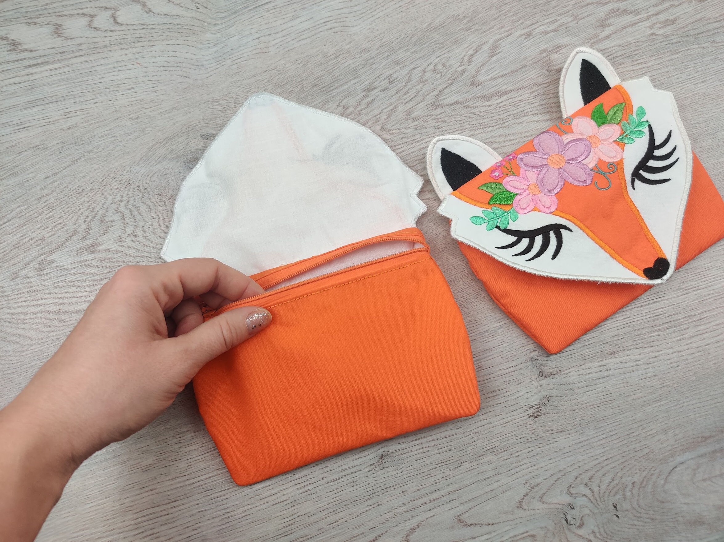 MAISON KITSUNE FOX HEAD COIN PURSE WITH HOOK FOX – rue de can