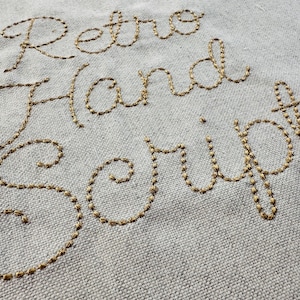 Letras y números del alfabeto monograma de puntada de frijol, diseños de bordado a máquina con efecto de puntada a mano de escritura clásica, tamaños pequeños y grandes, BX