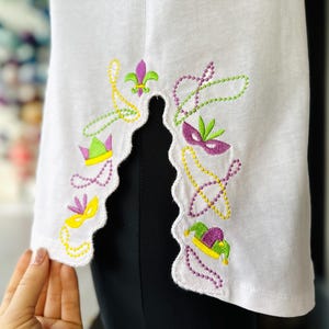 Karneval Karneval geteilte Seitennaht Ausschnitt Side Bow Maschinenstickerei Designs festliche Parade Fat Fashion T-Shirt Sweatshirt Stickerei