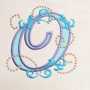 Diseños de bordado a máquina de apliques de fuente cursiva Monogram Curly Swirl en tamaños de 4 y 5 pulgadas, increíbles letras mayúsculas femeninas Curl