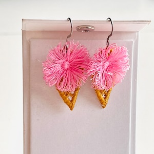 Orecchini pendenti con ciondolo a forma di gelato soffice in cono di cialda FSL, ricami a macchina indipendenti per bambini, graziosi design con frange.