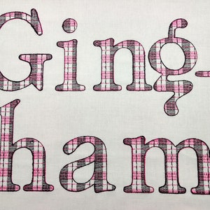 Pode incluir: Letras em preto e rosa que soletram a palavra "Gingham" com um padr&atilde;o xadrez.