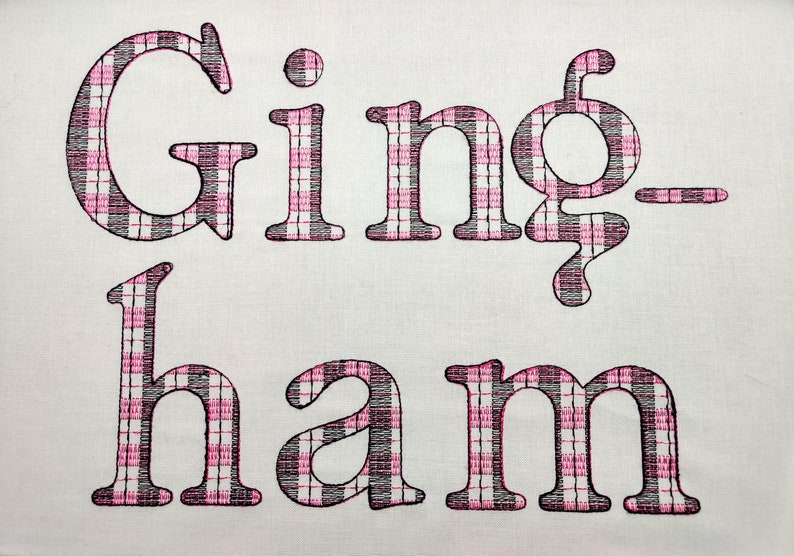 Pode incluir: Letras em preto e rosa que soletram a palavra "Gingham" com um padr&atilde;o xadrez.