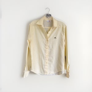 Camisa vintage cuadrada con botones y bordado arcoíris en amarillo mantequilla para mujer, talla M/L