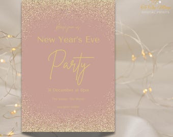 Può includere: Un biglietto d'invito rettangolare per una festa di Capodanno in rosa polvere con bordi glitterati dorati. Il testo recita: Please join us, New Year's Eve, Party, 31 December at 8pm, The Venue, The Street, rsvp 01234-567890. È utilizzato un font dorato.