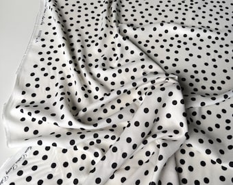 Italiaanse elegante viscose crêpe stippenprint op witte achtergrond
