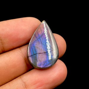 Labradorite cabochon…pear Cabochon 28x18x5…..mm…22.50 ct…L47