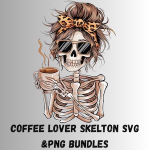 Puede incluir: Ilustración de un esqueleto con gafas de sol y una diadema con estampado de leopardo, sosteniendo una taza de café. El esqueleto tiene el pelo castaño recogido en un moño desordenado. El texto en la parte inferior dice "COFFEE LOVER SKELTON SVG & PNG BUNDLES."