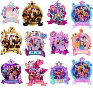 Pode incluir: Uma coleção de topos de bolo coloridos com ilustrações de um grupo de meninas. Cada topo tem um nome, um número e um design diferentes, com formas de estrela ou coração. Os topos são em tons de rosa, roxo e dourado.