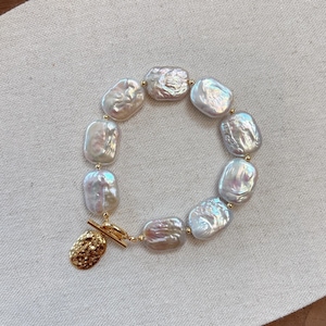 Barock Perlen Armband: Goldfarbener Chunky Charm, Handgemachter Statement Schmuck