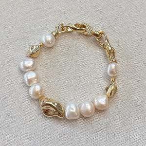 Modern Bracelet Baroque Pearl Sculptural Gold Bracelet Handmade Freshwater Pearl Bracelet Gold Chain Unique Statement Jewelry for Her