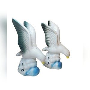 Vintage cartoon like seagull salt and pepper shakers