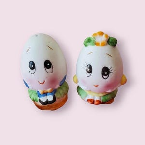 Adorable vintage anthropomorphic egg salt and pepper shakers