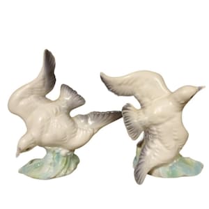 Wonderful vintage seagull and wave salt and pepper set