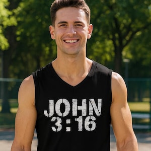 Könnte beinhalten: Schwarzes ärmelloses V-Ausschnitt-Shirt mit dem Text "JOHN 3:16" in Weiß. Das Shirt wird von einer Person getragen, die an einem sonnigen Tag draußen steht. Die Person trägt weiße Shorts.