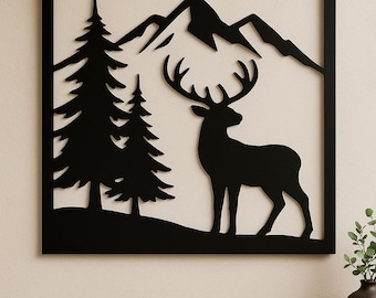 Op de afbeelding: Zwart metalen wandkunst met een silhouet van een hert voor een bergketen en dennenbomen. Het vierkant omlijste kunstwerk is geschikt voor rustieke of natuurlijke decoratie, voor een huis of kantoor.