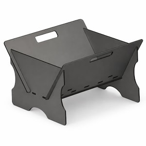 Puede incluir: Un brasero plegable de color gris oscuro. El brasero de metal tiene forma rectangular con asas recortadas en los laterales. Las patas son curvas y los laterales están angulados para crear una base robusta. Perfecto para reuniones al aire libre.