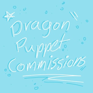 Può includere: Sfondo azzurro chiaro con la scritta "Dragon Puppet Commissions" in bianco e azzurro chiaro. Il testo, in stile manoscritto, è ornato da elementi decorativi come una stella e dei cerchi.