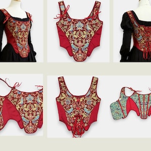 Op de afbeelding: Een collectie korsetten in renaissancestijl. De korsetten hebben een rode satijnen basis met een gedetailleerd bloemen- en vogelpatroon in goud, blauw en groen. Sommige worden op mannequins getoond, met ontwerpen aan de voor- en achterkant.