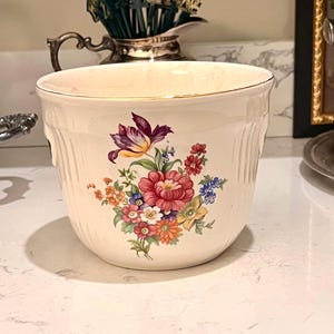 Vintage Figgjo Flint Norway Cachepot – Ribbed Floral Planter with Gold Rim – Mid-Century Scandinavian Design – 1950s/60s Jardinière