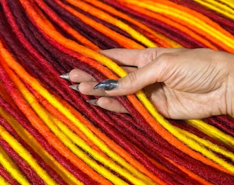 Glatte, eingeflochtene Dreadlocks: Synthetische, weiche Dreadlocks mit doppelseitigen Enden in Rot, Orange und Gelb
