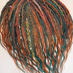 Trenzas sintéticas color caoba y verde, extensiones de rastas de doble punta estilo bruja del bosque, rastas falsas bohemias personalizadas en otoño.
