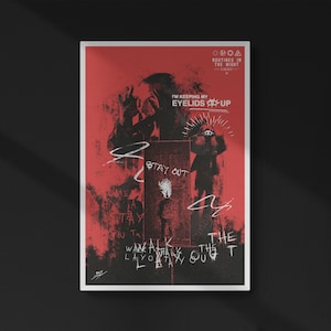 Puede incluir: Impresión artística roja y negra con texto blanco y figuras abstractas. La impresión presenta las frases "I'M KEEPING MY EYELIDS UP" y "STAY OUT". La obra de arte tiene una estética grunge y está enmarcada en un borde blanco.