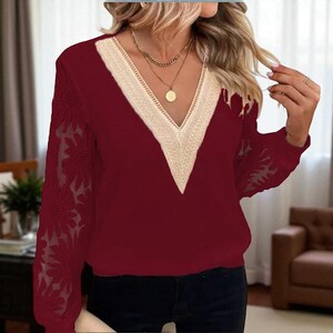 Top de manga larga informal y elegante con cuello en V y estampado patchwork de LaceBlend para mujer