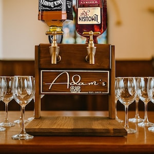 Personalisierter Doppelhahn-Whisky-Spender - Rustikaler hölzerner Schnapshahn für die Hausbar, Geschenk für Männer und Frauen
