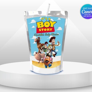 Peut inclure: Une boîte de jus transparente avec une paille blanche. Le devant de la boîte présente le texte "It's a Boy Story" avec des personnages de dessins animés du film Toy Story. Le texte "Daniella's Baby Shower" est également visible.