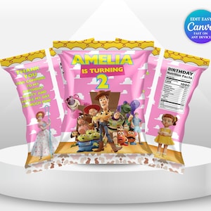 Könnte beinhalten: Rosa Party-Gefälligkeitsbeutel mit Figuren aus dem Film Toy Story. Die Beutel haben einen rosa Hintergrund mit dem Text "AMELIA WIRD 2". Eine Tasche hat den Text "DANKE, DASS DU ZU MEINEM GEBURTSTAG GEKOMMEN BIST". Eine andere Tasche hat ein Nährwertetikett.