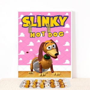 Może przedstawiać: Oprawiony plakat z napisem "SLINKY HOT DOG" w kolorze żółtym i kreskówkowym wizerunkiem Slinky Dog. Tło jest różowe z białymi chmurami i wzorem w romby. Na pierwszym planie znajduje się taca z przysmakami w kształcie hot dogów.