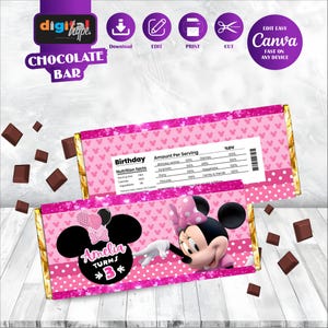 Peut inclure: Deux emballages de barres chocolatées roses sur le thème de Minnie Mouse. L'un présente Minnie Mouse, le texte "Amelia Turns 3" et des ballons. L'autre a un motif à pois roses et des informations nutritionnelles.