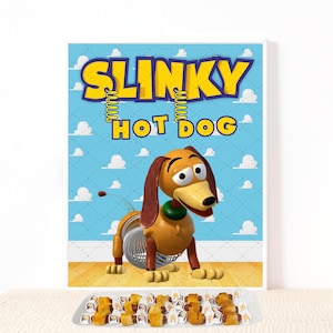 Może przedstawiać: Oprawiony plakat z postacią Slinky Dog z Toy Story, z napisem "SLINKY HOT DOG". Tło to jasnoniebieski wzór z białymi chmurami. Taca z hot dogami znajduje się na pierwszym planie.