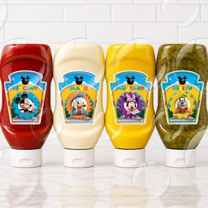 Puede incluir: Cuatro botellas de plástico exprimibles que contienen kétchup rojo, mayonesa blanca, mostaza amarilla y relish verde. Cada etiqueta muestra un personaje de Disney: Mickey Mouse para el kétchup, el Pato Donald para la mayonesa, Minnie Mouse para la mostaza y Goofy para el relish.
